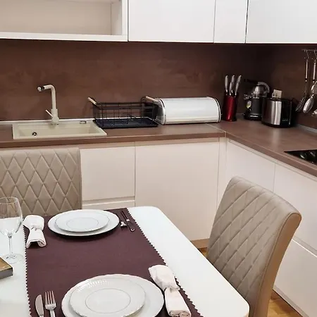 Apartment Луксозен Тристаен Апартамент В Младост 3