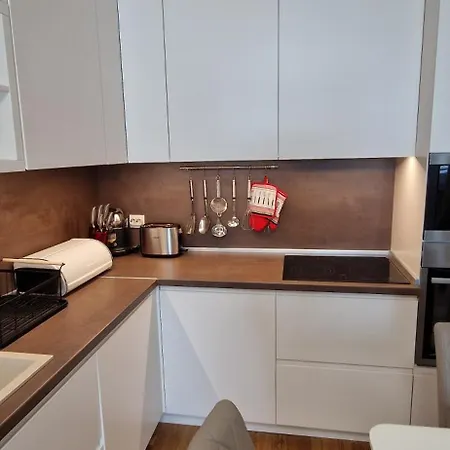 Apartamento Луксозен Тристаен Апартамент В Младост 3 *